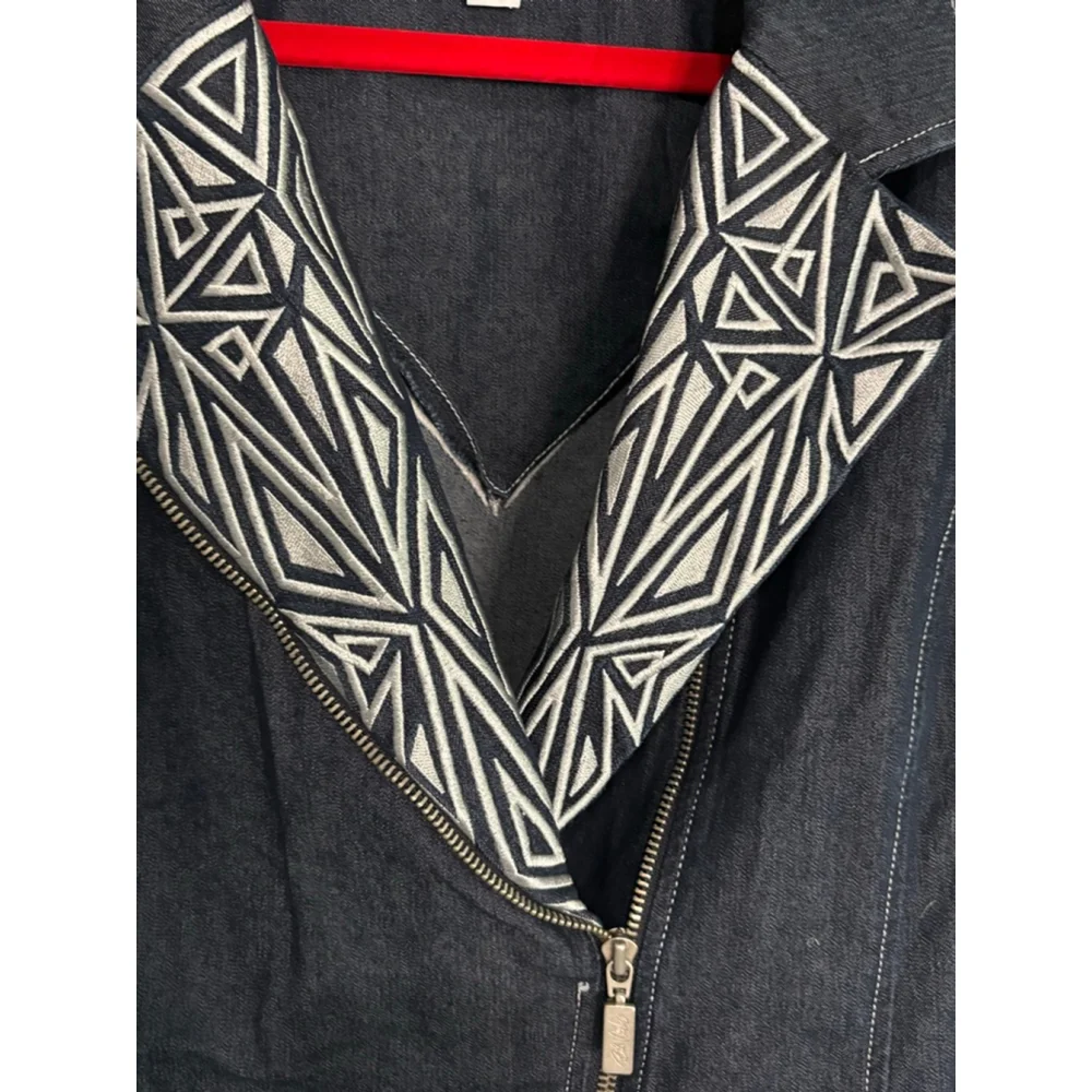 Bob Mackie Dark Blue Jean Jacket with Embroidery, Zip Front. Woman’s XL - Picture 4 of 7